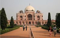 11 December: Coronation ceremonies in new capital of India, New Delhi, site of Humayun's Tomb