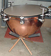 On chain timpani, a chain links the tension rods so a master handle can be used to turn them all at once.