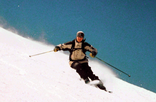 Image:Skier-carving-a-turn.jpg