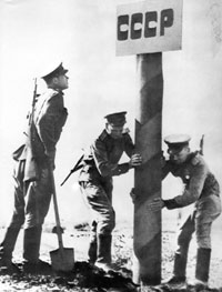 Red Army soldiers restoring the USSR border sign. By the end of 1944 practically the entire pre-war Soviet territory was liberated.