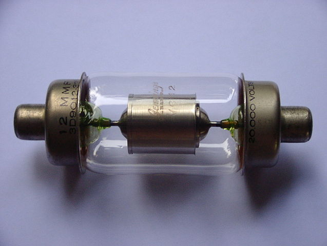 Image:Vacuum capacitor with uranium glass.jpg
