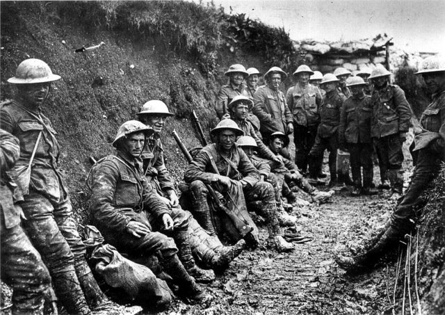 Image:Royal Irish Rifles ration party Somme July 1916.jpg