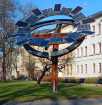 A solar sculpture in front of Zwickau University of Applied Sciences pays tribute to this energy technology.