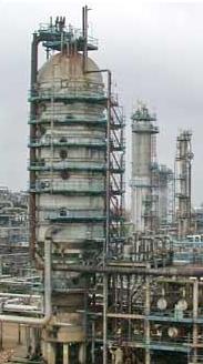 Large-scale, industrial vacuum distillation column