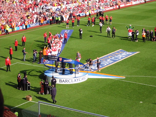 Image:Trophy presentation Highbury 2004.JPG