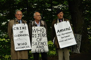 Dr. Michel Fernex, Wladimir Tchertkoff, and Dr. Christopher Busby, on June 27, 2007, in front of the WHO building in Geneva