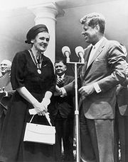 Frances Kathleen Oldham Kelsey receiving the President's Award for Distinguished Federal Civilian Service from President John F. Kennedy, in 1962