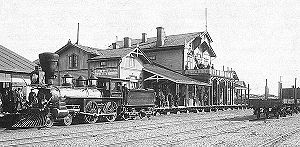 A Hanko-Hyvinkää railway Baldwin 4-4-0 of 1872 vintage in front of the station building in Hanko in 1893.