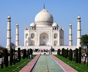The now classic view of the mausoleum of the Taj Mahal