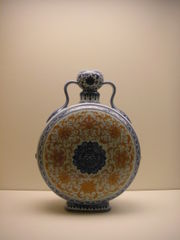 Pilgrim flask, porcelain with underglaze blue and iron-red decoration. Qing dynasty, Qianlong period in the 18th century.