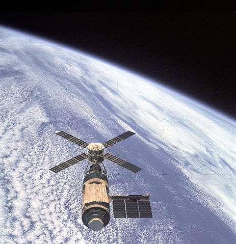 Image:Skylab and Earth Limb.jpg