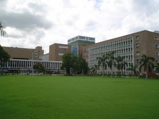 Image:AIIMS central lawn.jpg