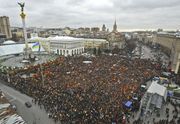 Orange-clad demonstrators gather in the Independence Square in Kiev on November 22, 2004.