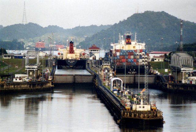 Image:Panama Canal Miraflores Locks.jpg