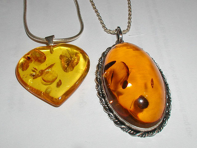 Image:Amber.pendants.800pix.050203.jpg
