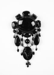Mourning jewellery in the form of a jet brooch, 19th century.