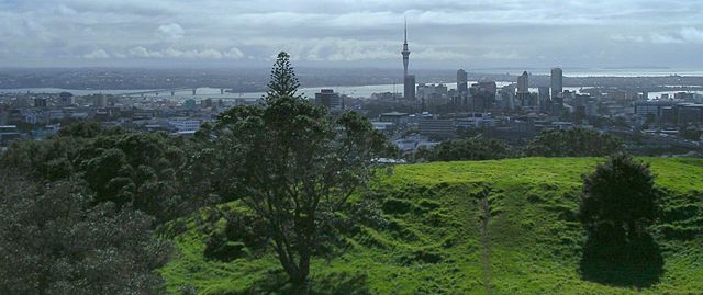 Image:View of Aukland from outside city.JPG