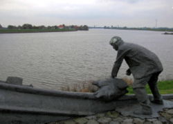 "Een dubbeltje op zijn kant" ("A dime on its side" meaning "A narrow escape"), a sculpture by Roel Bendijk of  de Twee Gebroeders in the Groenedijk