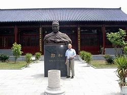 Direct descendant of Wenming, Zheng He's elder brother, next to Zheng He's statue