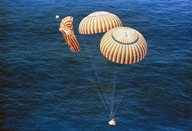 Image:Apollo 15 descends to splashdown.jpg