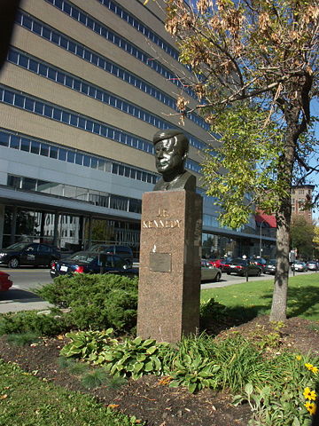 Image:President Kennedy (bust) on Président-Kennedy Avenue, Montreal, 2005-10-21.JPG