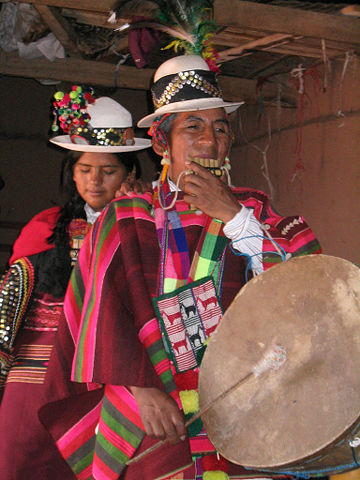 Image:Mujeres aymara con siku y caja - flickr-photos-micahmacallen-85524669 (CC-BY-SA).jpg
