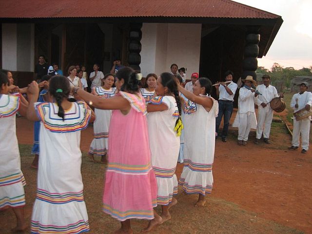Image:Baile tradicional del Oriente boliviano.jpg