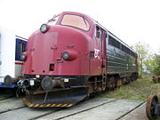 The  MY locomotive, normally screw-coupled, has got a Scharfenberg coupler mounted for transporting  Lint 41 DMU's