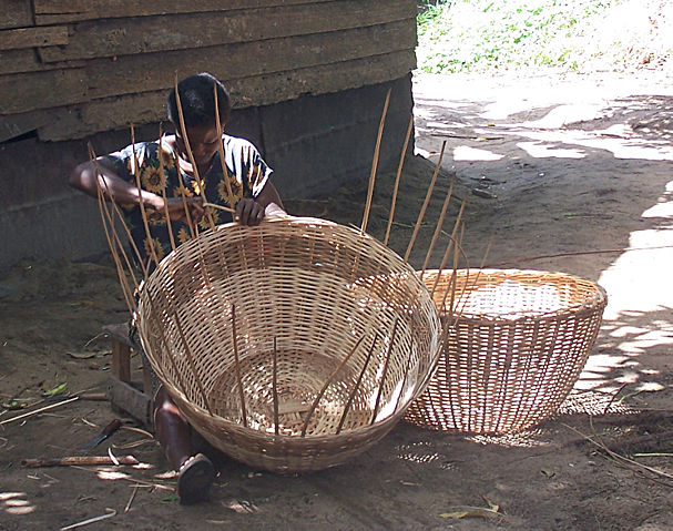 Image:Woman weaving baskets near Lake Ossa.jpg
