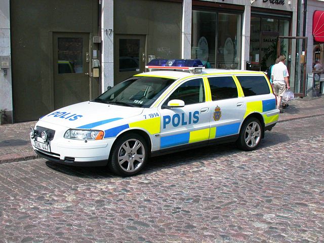 Image:Swedish patrol car new livery.JPG