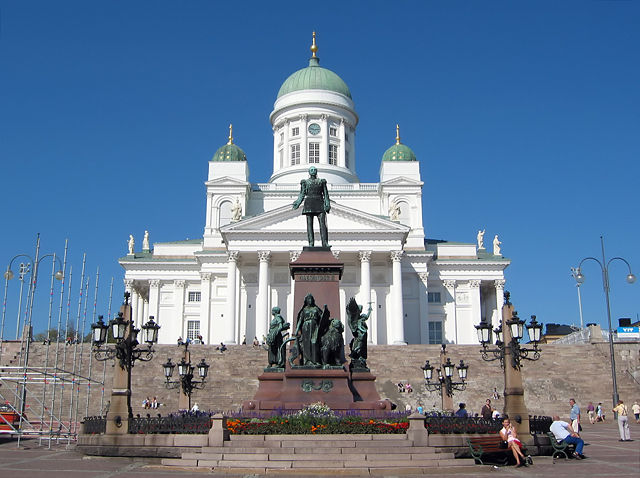 Image:Helsinki Lutheran Chathedral and the statue.jpg