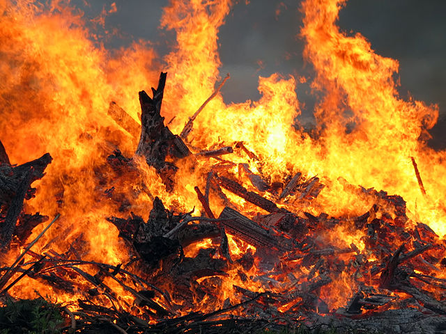 Image:Midsummer bonfire closeup.jpg