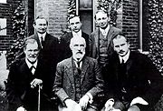 Group photo 1909 in front of Clark University. Front row: Sigmund Freud, Granville Stanley Hall, C.G.Jung; back row: Abraham A. Brill, Ernest Jones, Sandor Ferenczi.