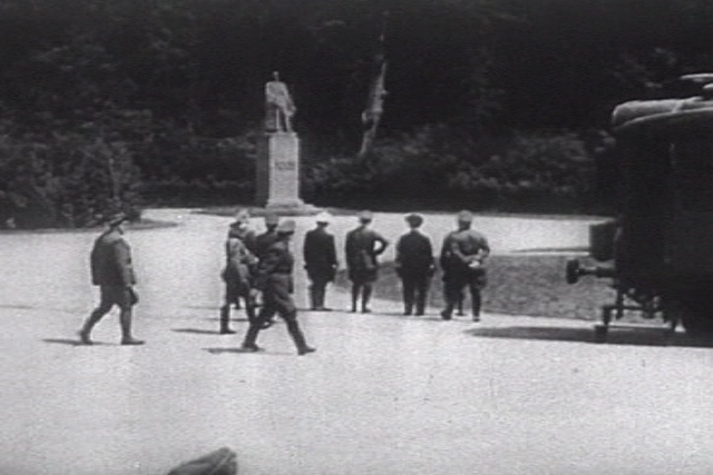 Image:Hitler and german-nazi officers staring at french marechal foch statue june25 1940.png.png