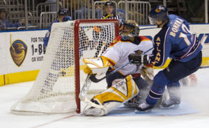 Peter Bondra of the Atlanta Thrashers shoots the puck and scores behind Roberto Luongo of the Florida Panthers