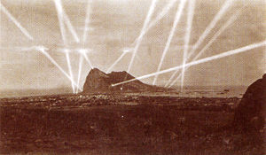 Searchlights in action, 1940 (Imperial War Museum).