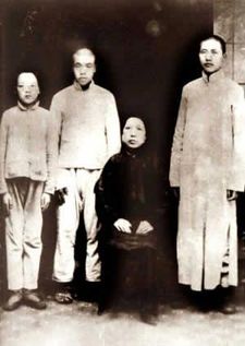 From left to right: Mao Zetan, Mao Zemin, Wen Qimei and Mao Zedong at Changsha, 1919.