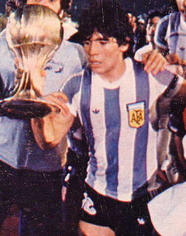 Image:Maradona y la copa - Mundial Juvenil 1979 - Gente sept 1979.jpg