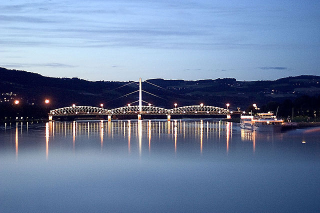 Image:Danube in Linz.jpg