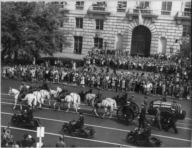 Image:Franklin Roosevelt funeral procession 1945.jpg