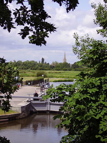 Image:St John's Lock and Lechlade in background.JPG