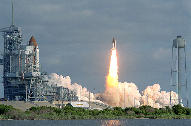 Image:STS31 carries Hubble to orbit.jpg