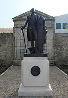 Statue of George Washington, with a medallion of his French ancestor Nicolas Martiau, born in Île de Ré, France