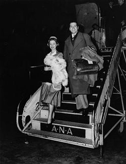 Olivier and Leigh arriving in Brisbane, Australia, June 1948