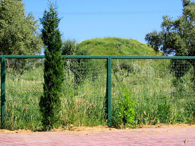 Image:Hill where the Athenians were buried after the Battle of Marathon.JPG.jpg