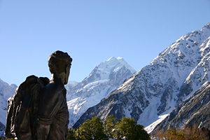 Statue of Hillary permanently gazing towards Aoraki/Mount Cook, one of his favourite peaks.