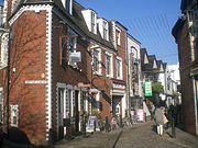 Popular with students and professionals alike is Ashton Lane with its many pubs and bars.