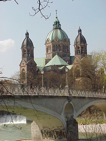 Image:St. Lukas München mit Kabelsteg.jpg