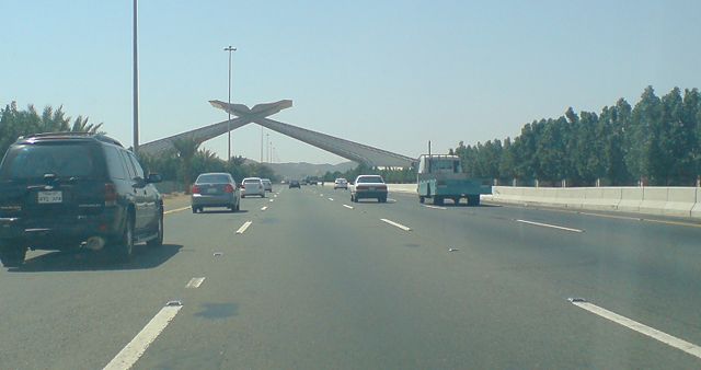 Image:An Entrance of Mecca on Jeddah Highway.JPG