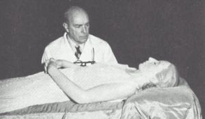 Dr Ara inspects Eva Perón's embalmed corpse.
